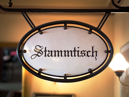 Der männliche Status läuft mit Erdöl, vor allem auch an Stammtischen!